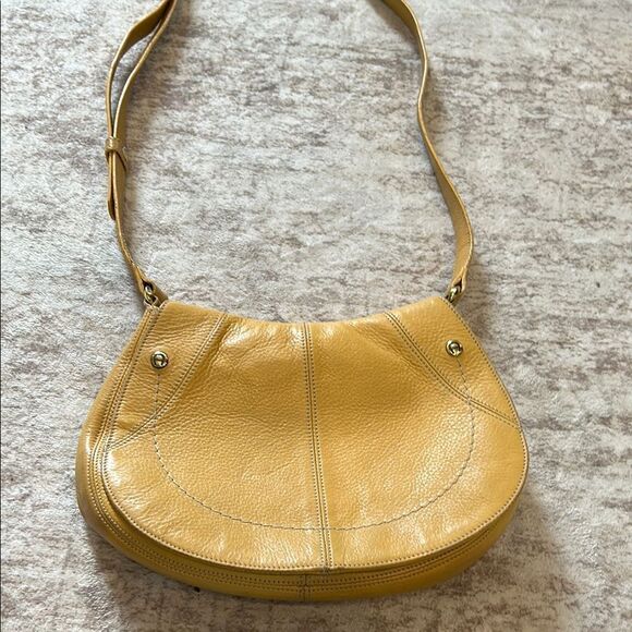 Aigner Elegant Yellow Leather Shoulder Bag - Picture 8 of 14